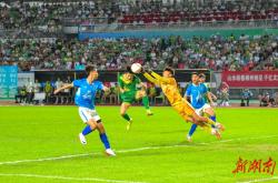 开云体育中国官网-中场战火激烈，球员奋力拼抢的简单介绍