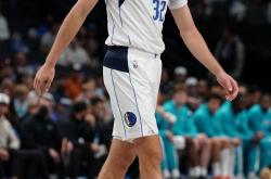 开云APP-76人翻盘塞尔维亚男篮，克莱送出助攻