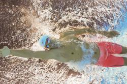 开云体育官网-英超争冠焦点战与快船狂胜，竞技场上的两种激情