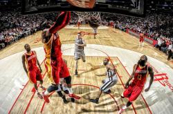 开云体育app-凯尔特人鏖战上海队，高诗岩刷新纪录，一场跨越文化的篮球对话