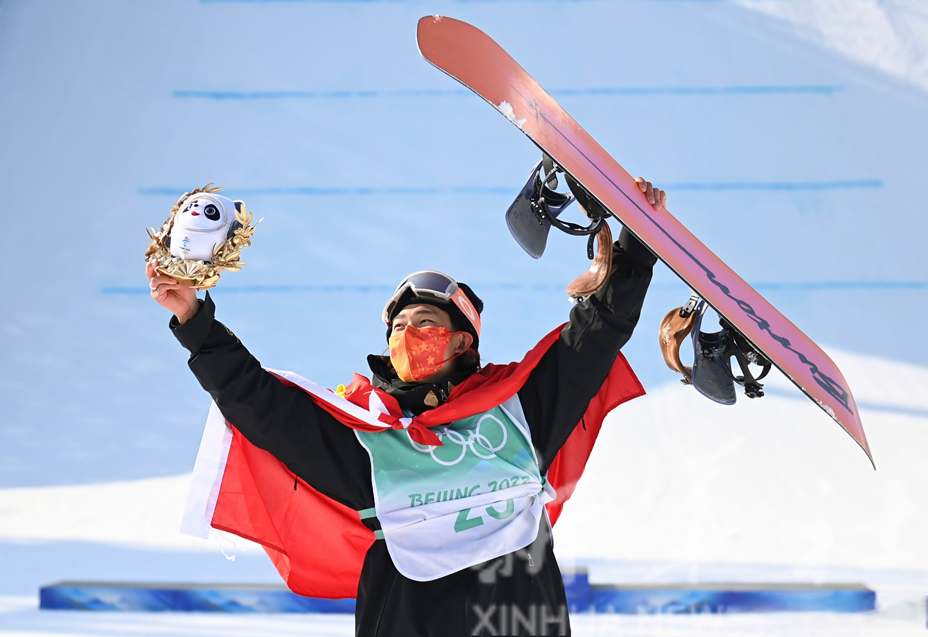 滑雪比赛选手勇猛无畏,毫不畏惧 滑雪比赛选手勇猛无畏,毫不畏惧