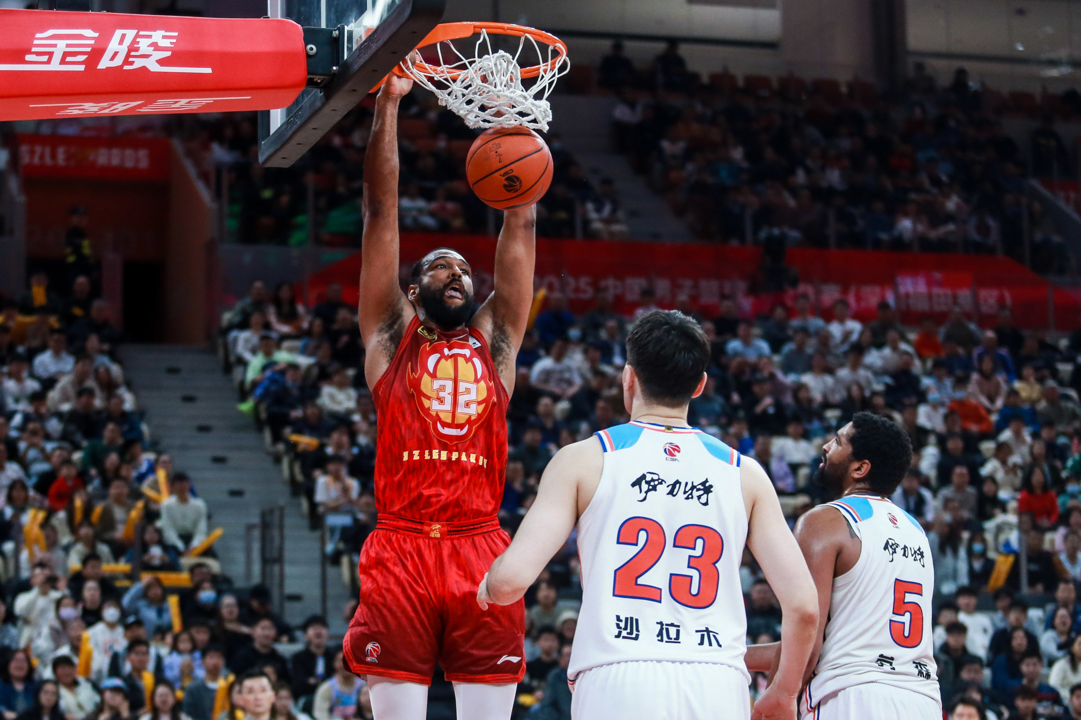 新疆队在对阵山西队比赛中取得胜利 新疆队在对阵山西队比赛中取得胜利