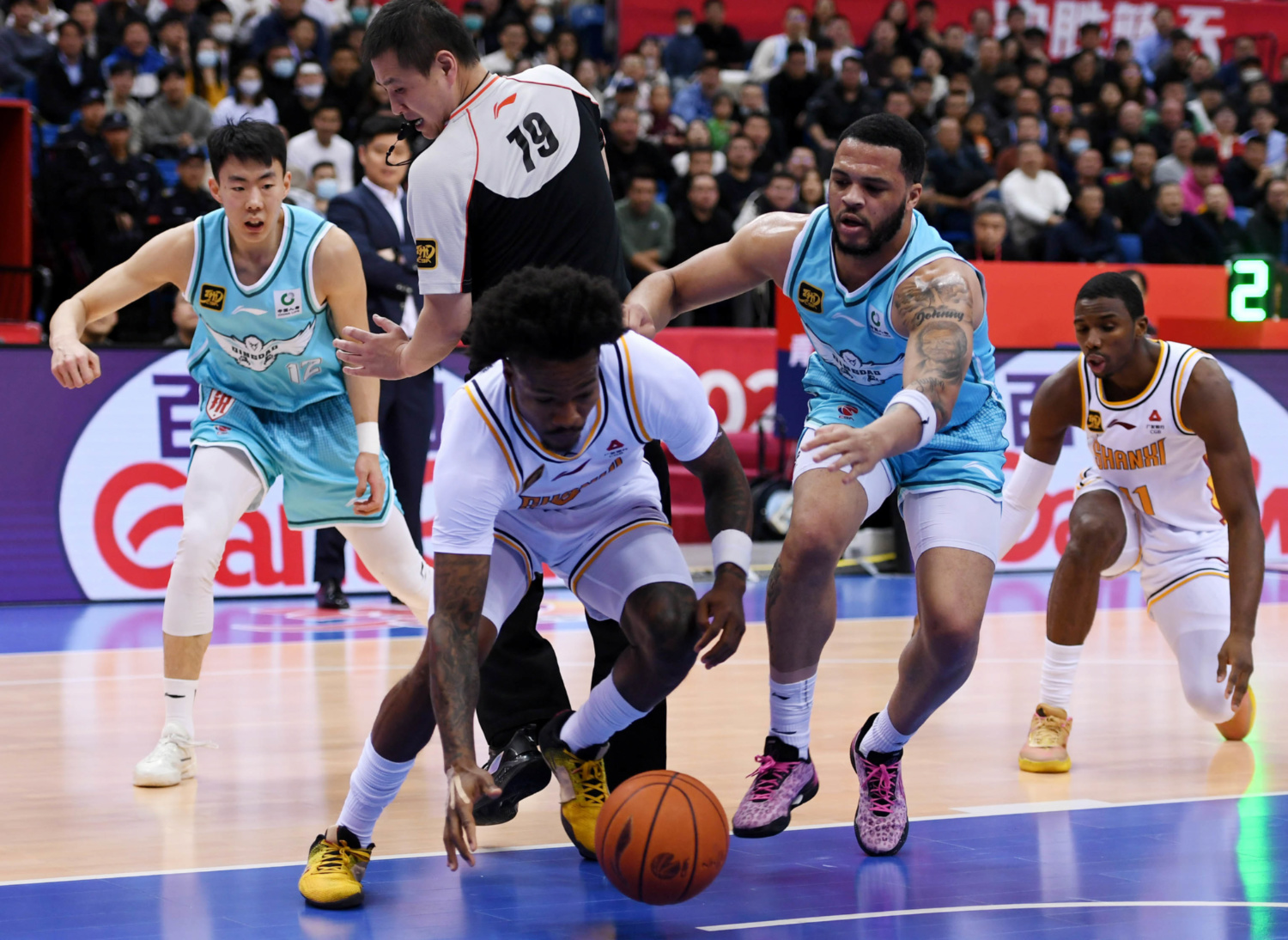 新疆队在对阵山西队比赛中取得胜利 新疆队在对阵山西队比赛中取得胜利