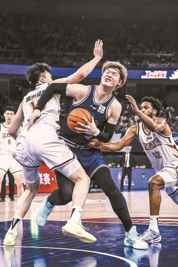 上海大鲨鱼主场胜利，球员们合力战胜对手的简单介绍