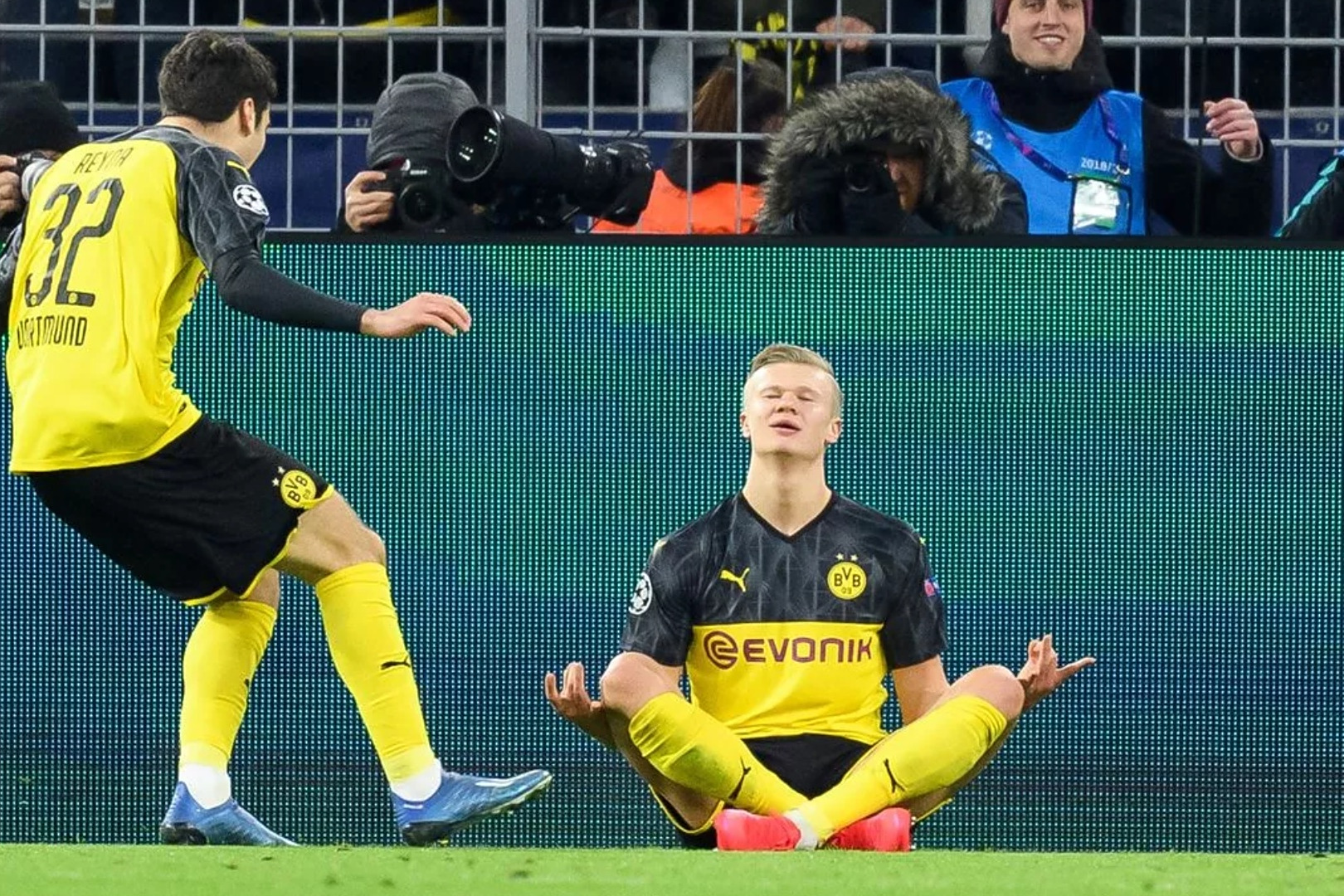 多特蒙德球员合作默契,取得胜利 多特蒙德球员合作默契,取得胜利