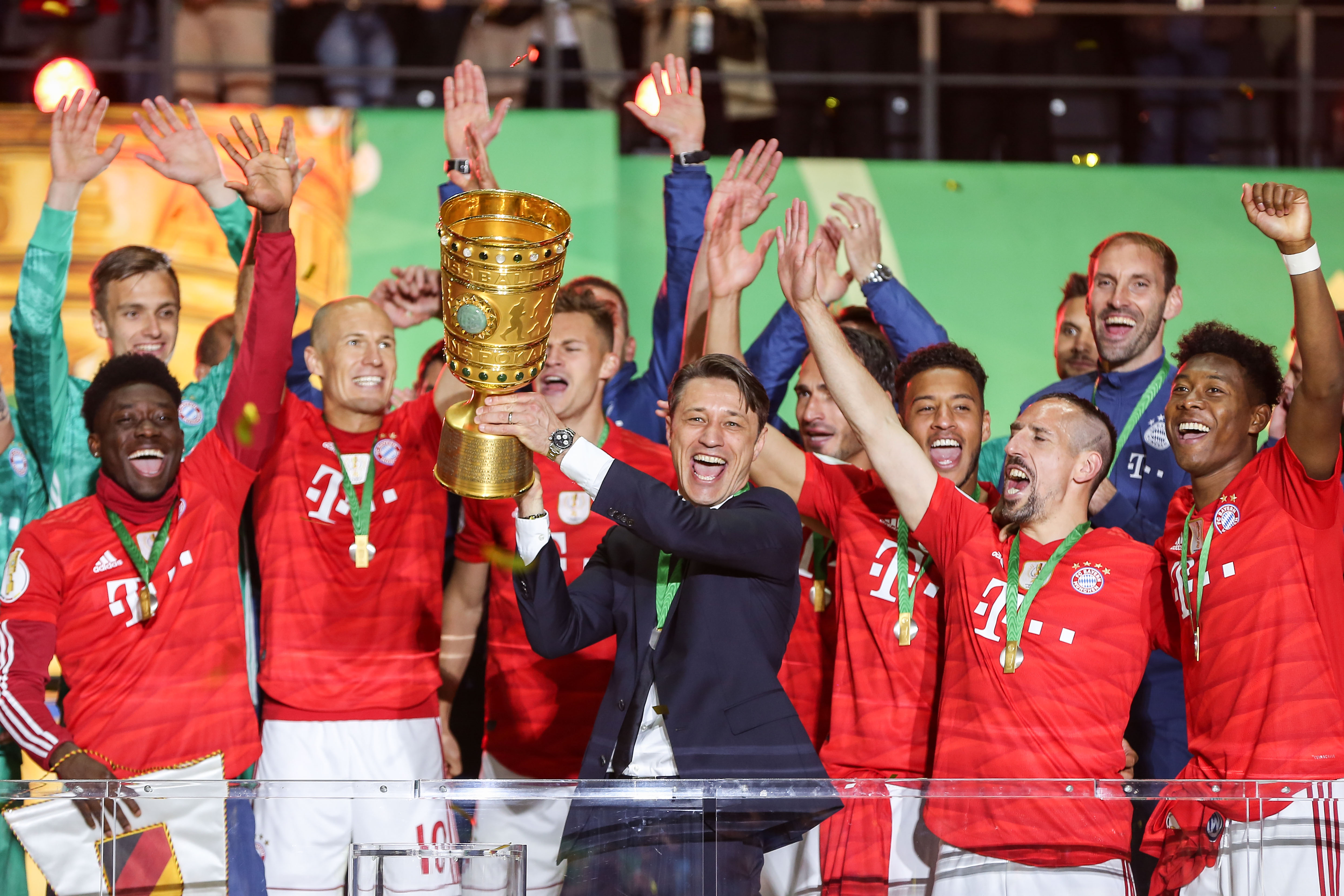 拜仁慕尼黑队在德国足球联赛中称霸联赛