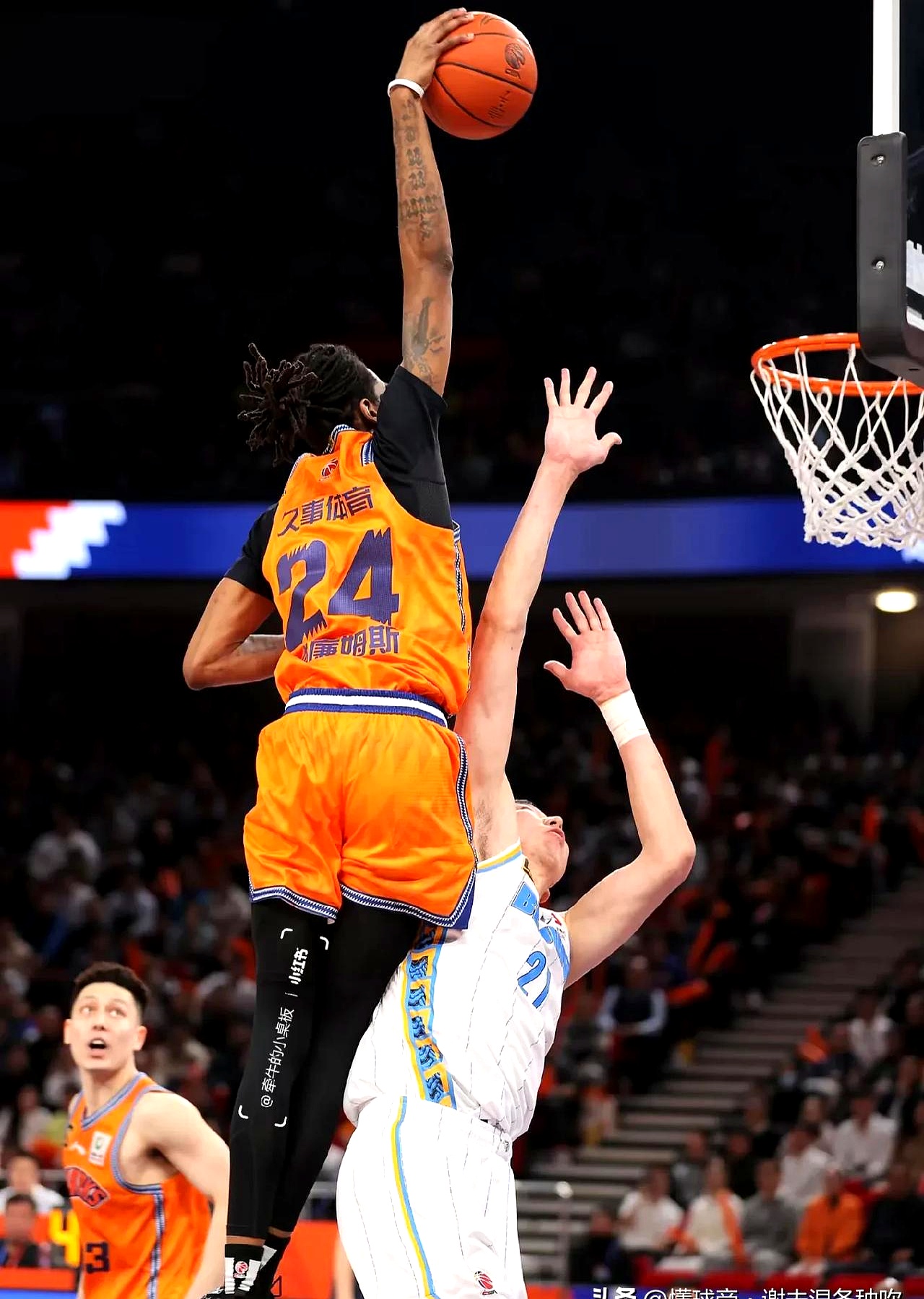 球场上的对决充满悬念和惊喜的简单介绍