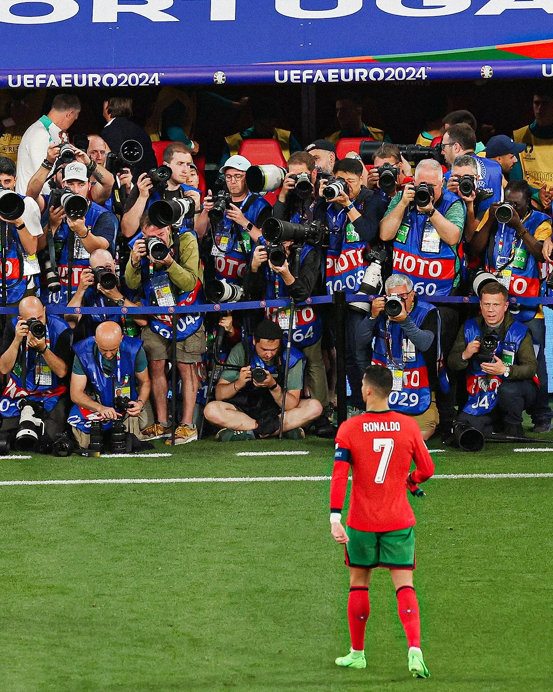 关于葡萄牙国家队大比分胜出，晋级欧洲杯八强的信息