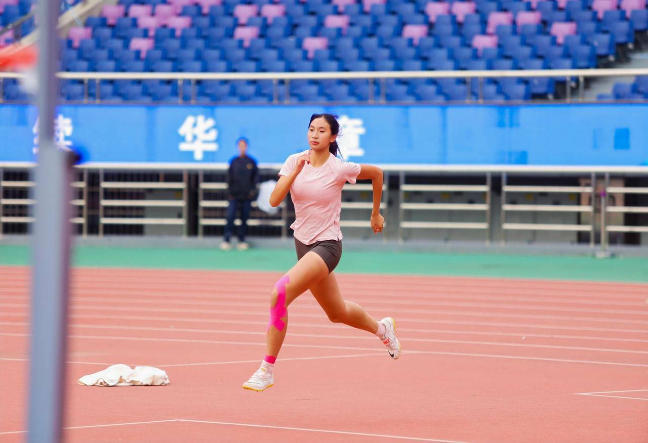 跳高比赛中刷新个人记录，选手喜获金牌的简单介绍