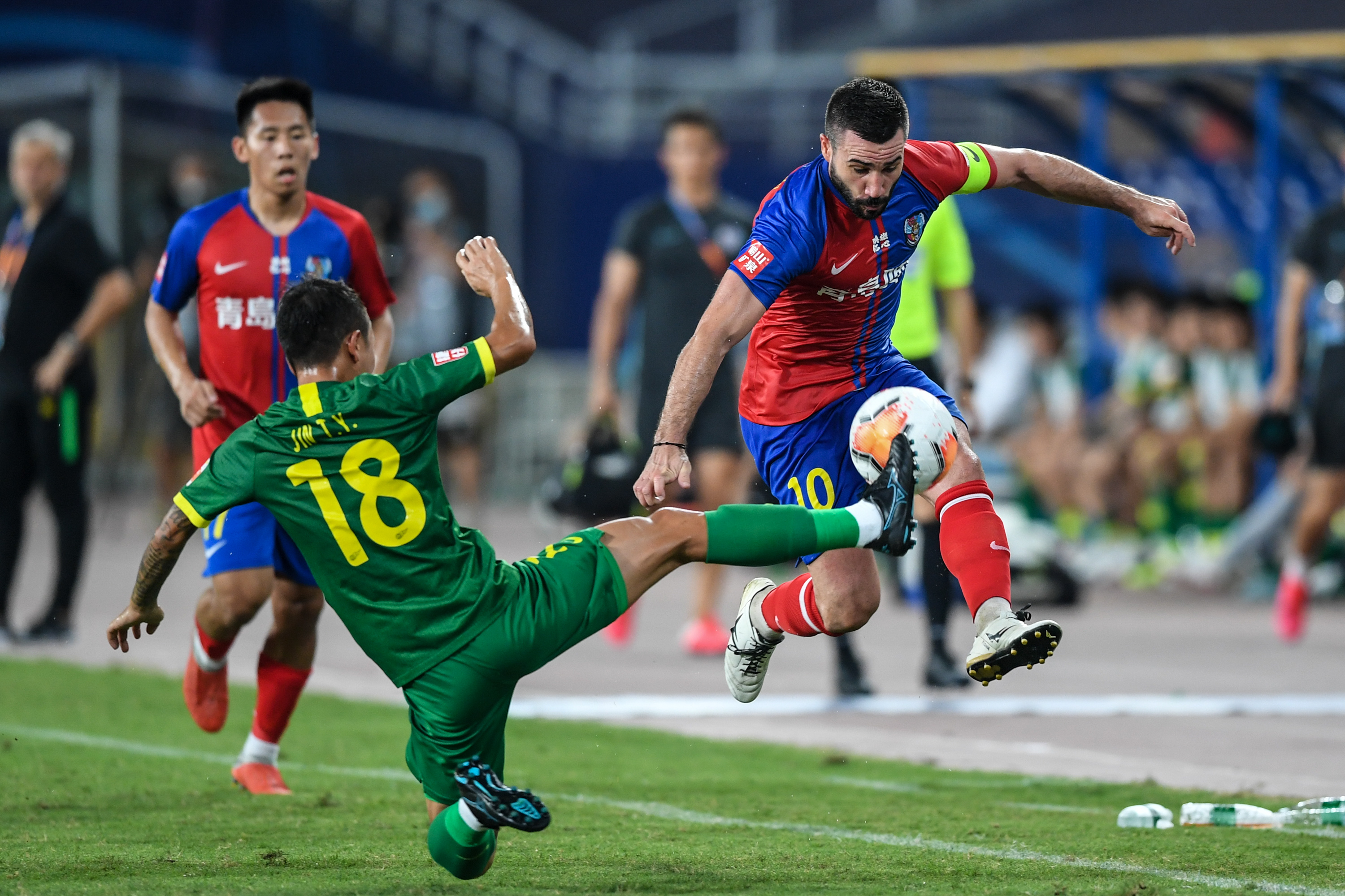 国际足球比赛中球员技术高超