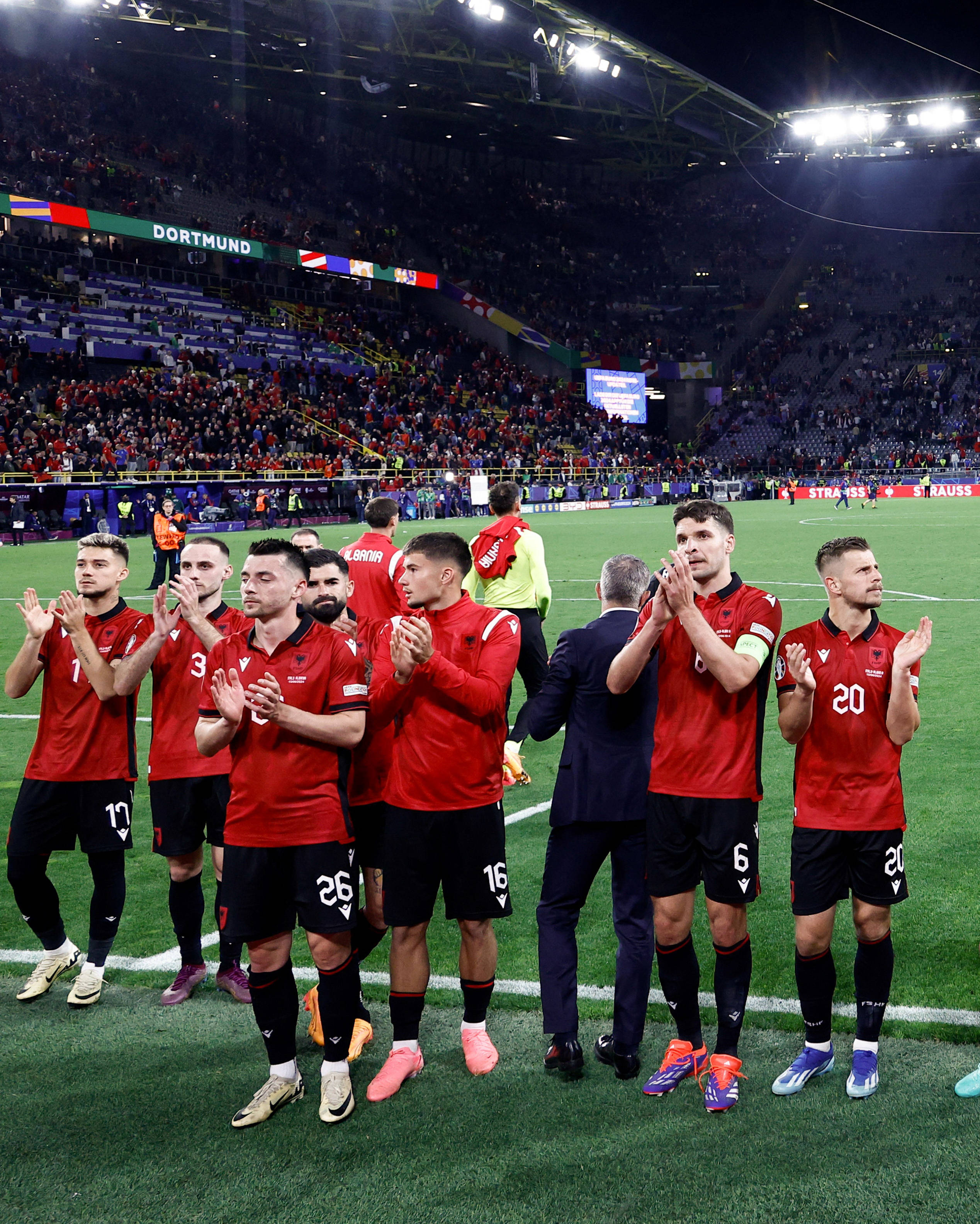 欧洲足球赛事惊险对决引人入胜