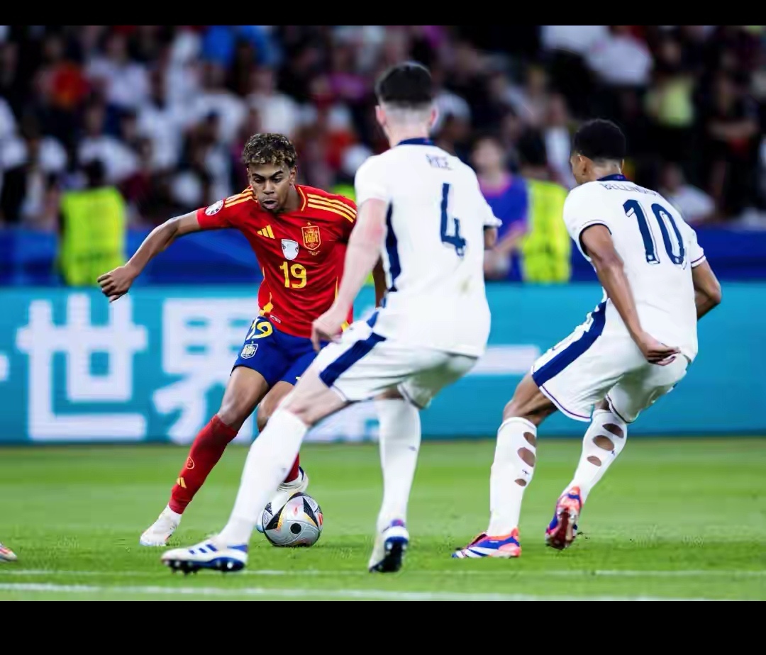 欧洲足球赛事惊险对决引人入胜