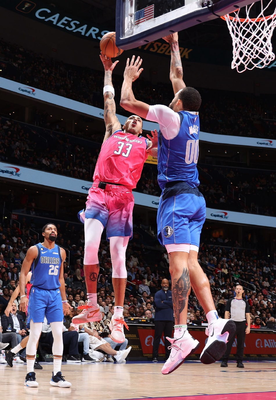 关于雄鹿血洗掘金，凯尔·库兹马完成帽子戏法的信息