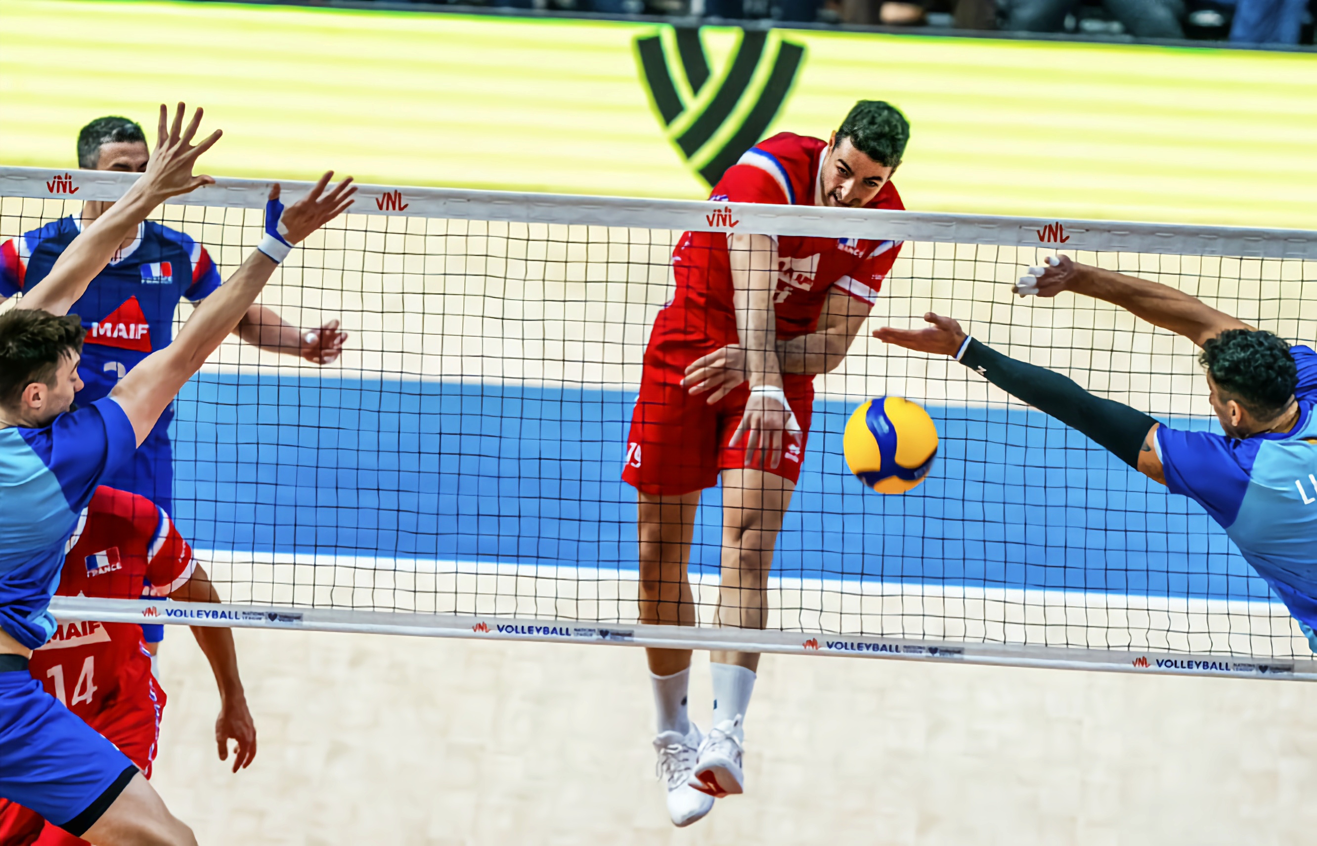 法国队横扫瑞典队，梁靖崑点燃赛场的简单介绍