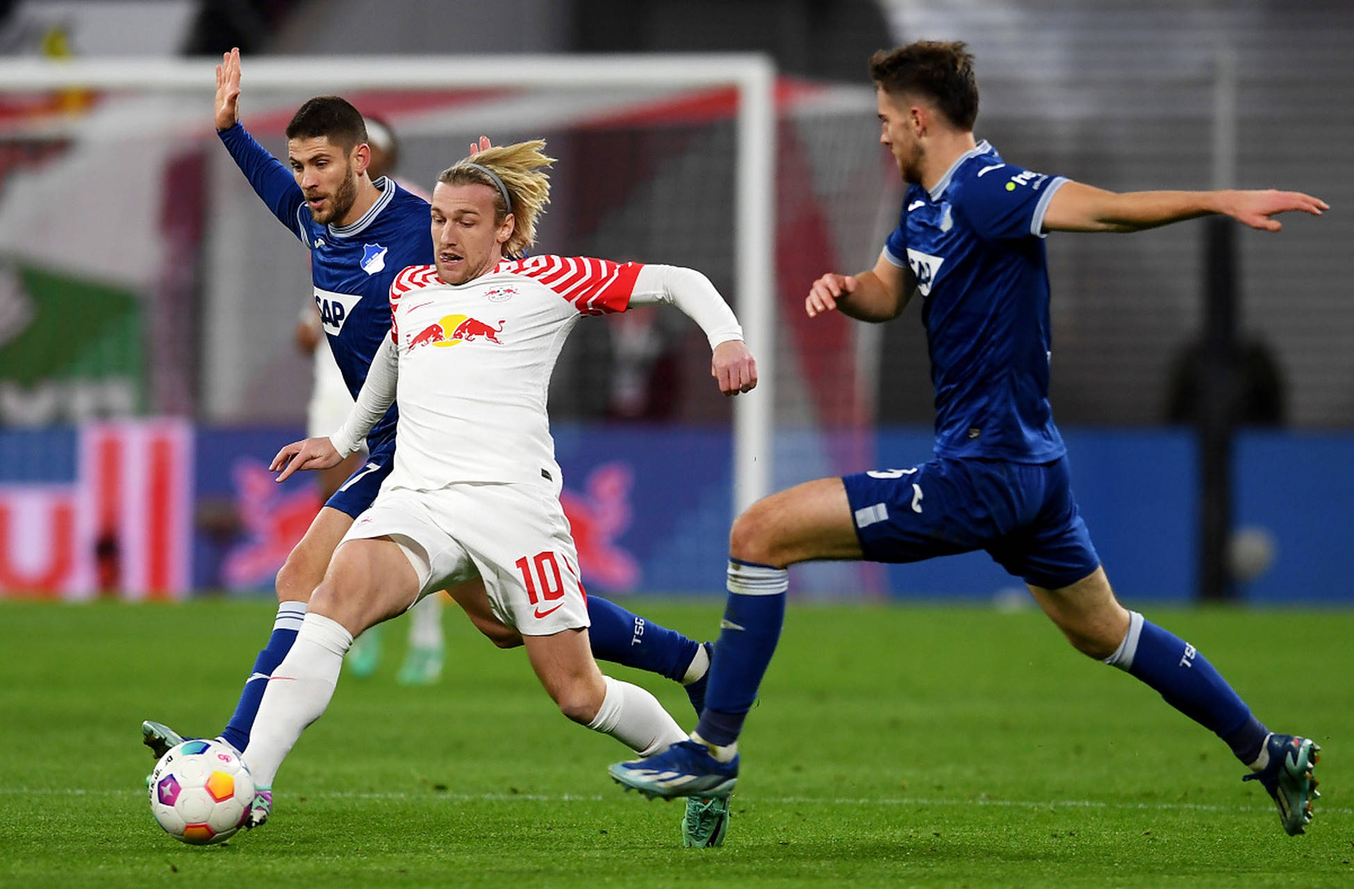 关于莱比锡红牛创造历史，登顶德甲积分榜的信息