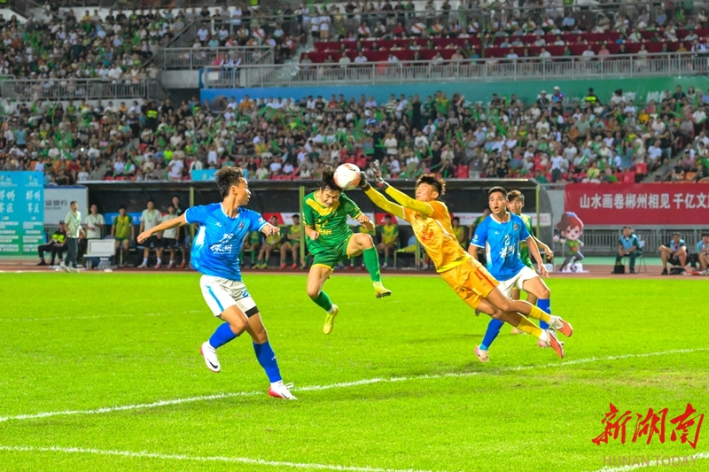 中场战火激烈，球员奋力拼抢的简单介绍