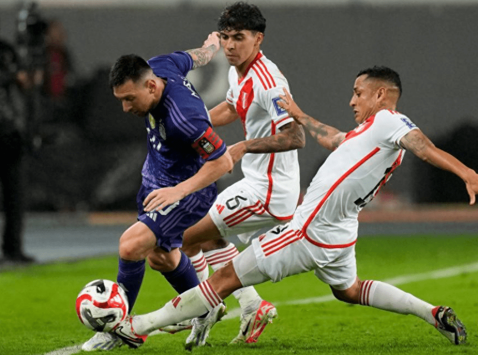 包含秘鲁完胜阿根廷，恩昆库完成帽子戏法的词条