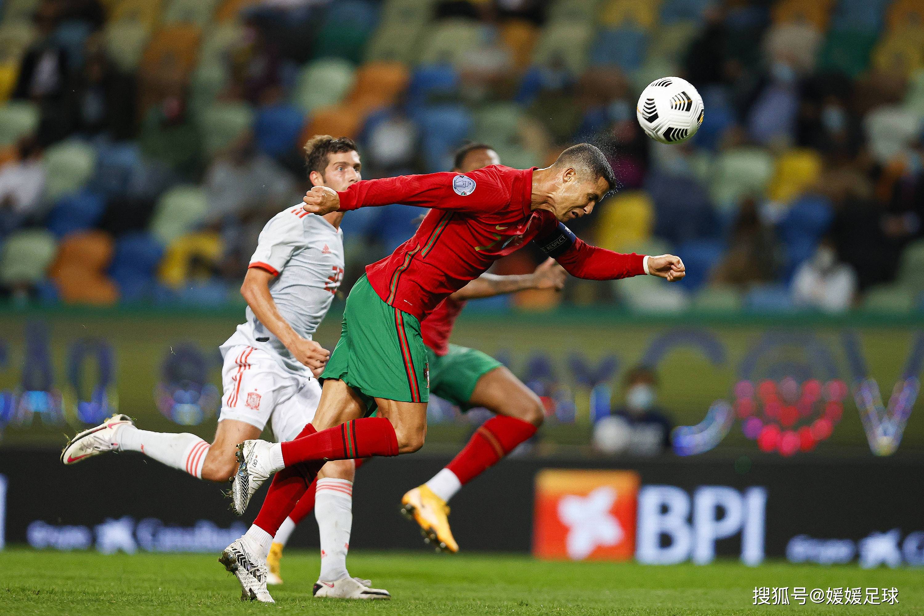 壮观足球比赛引爆全场，球员斗志昂扬