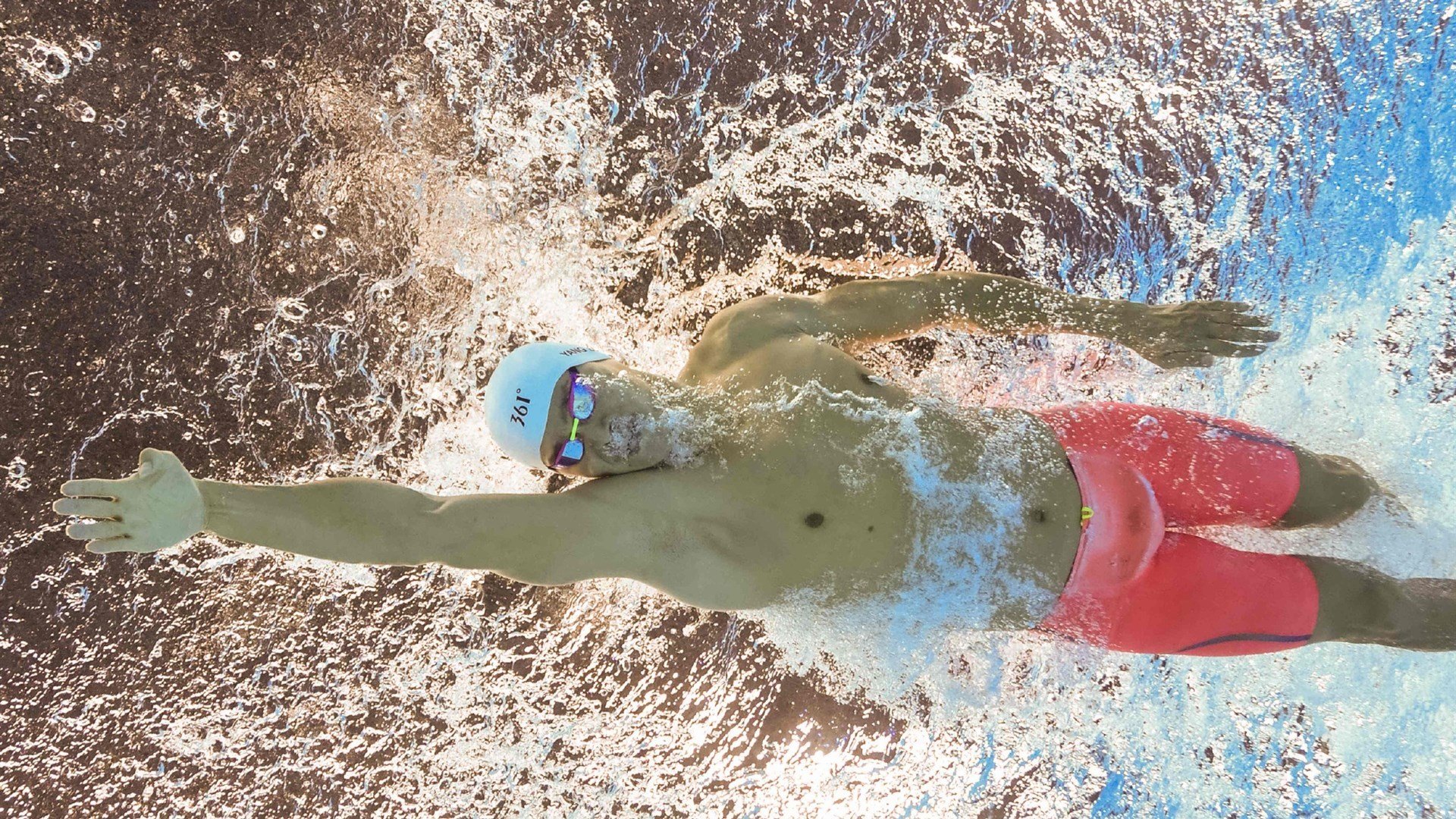 赛道上的火焰,阿劳霍在F1新赛季揭幕战之夜点燃希望