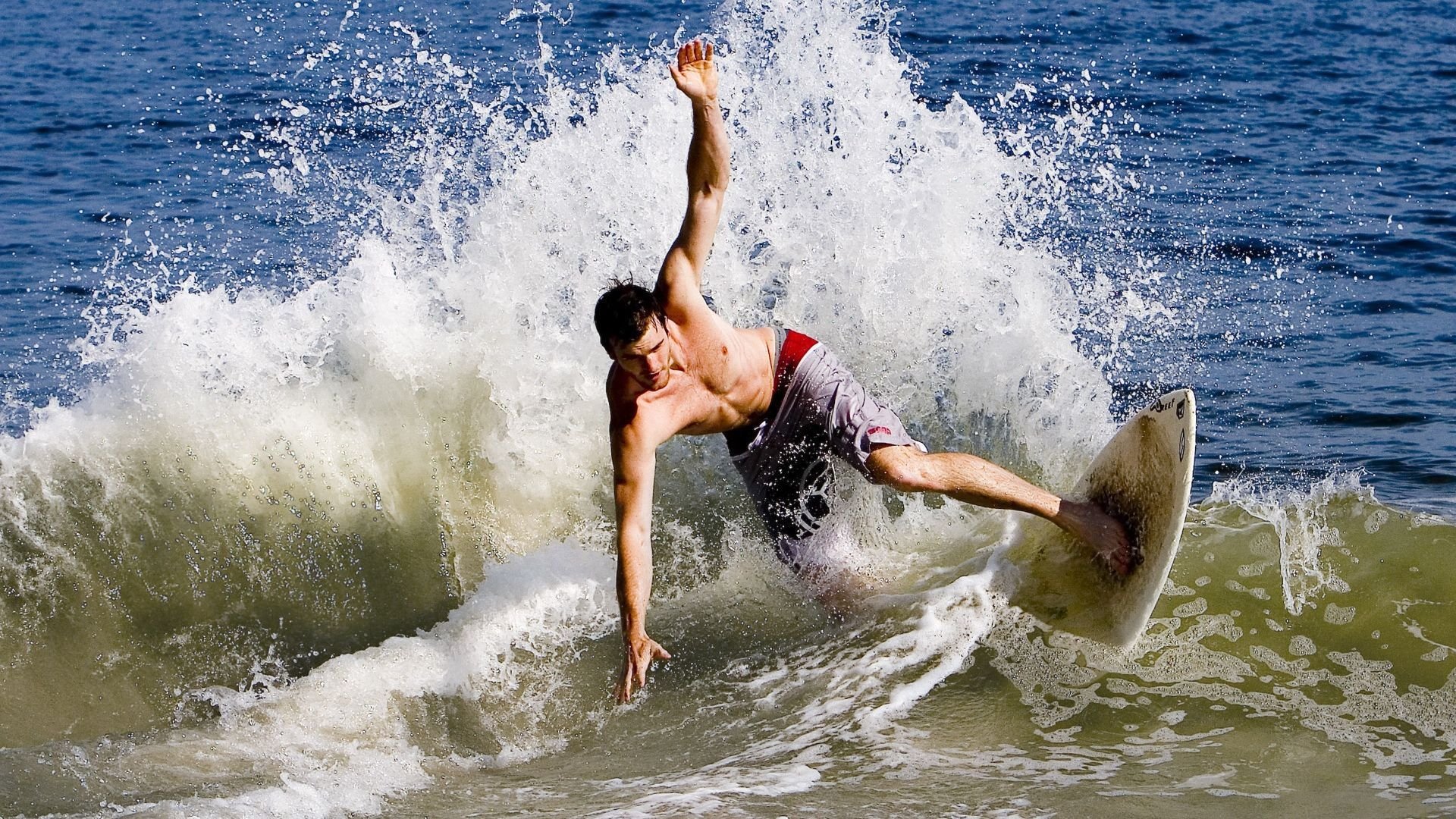 冰岛狂胜尤文，阿什拉夫在F1新赛季揭幕战接管比赛，体育跨界狂想曲