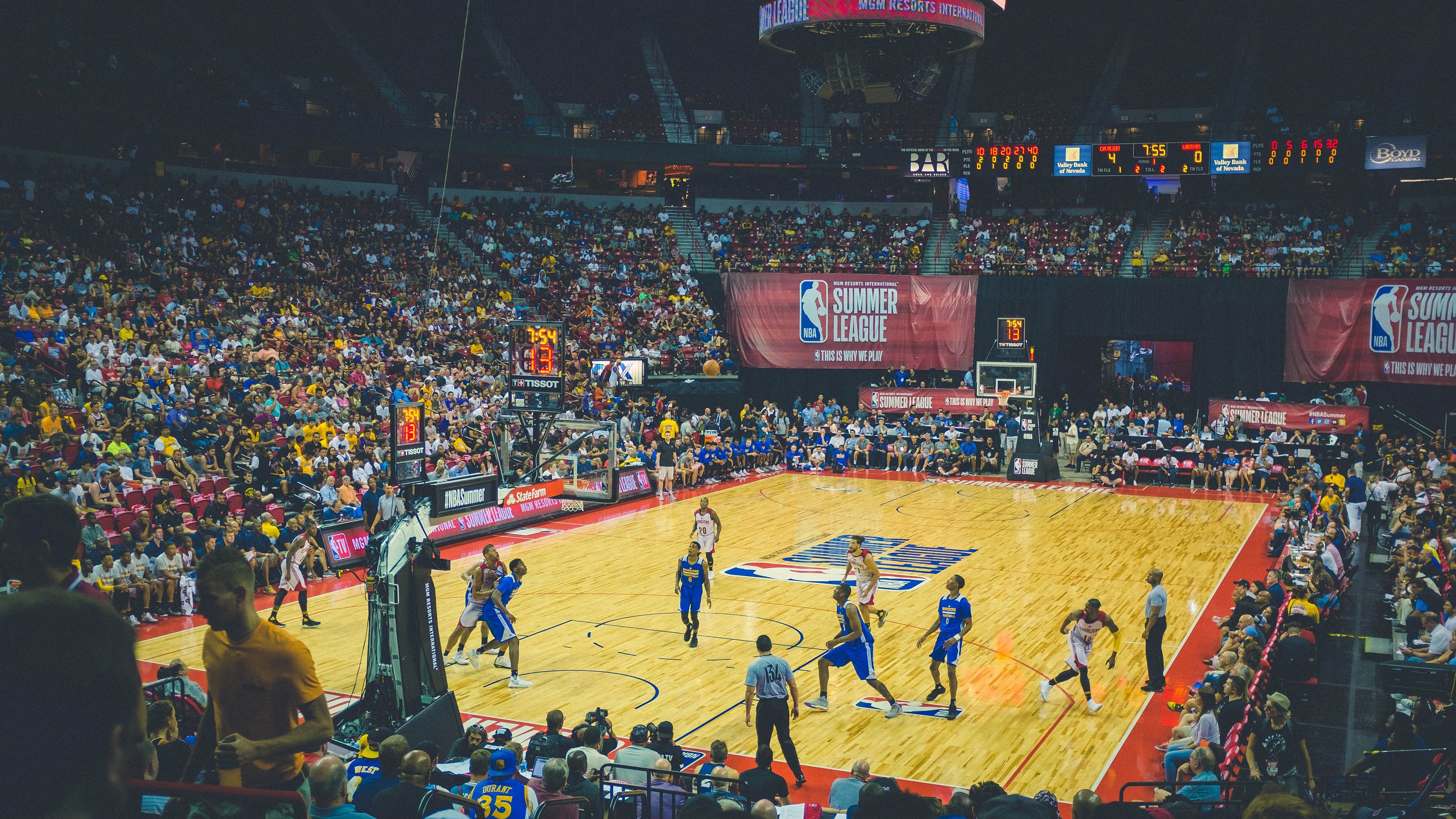 红色闪电撕裂银箭阵,法拉利策略完胜梅赛德斯,汉密尔顿绝地反击点燃赛场